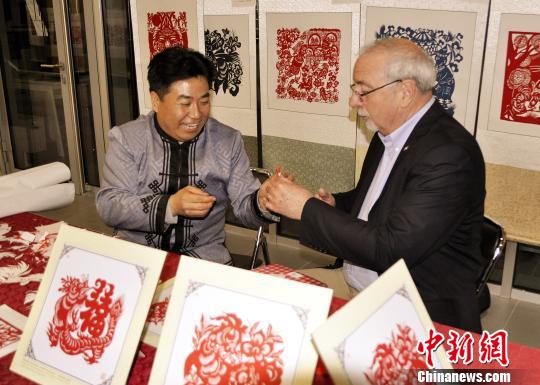 内蒙古剪纸艺术“花”开巴黎受民众追捧