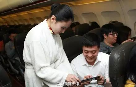 空姐身着睡衣现身飞机客舱 呼吁关注睡眠质量