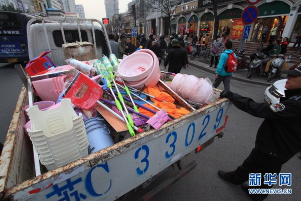 江苏徐州：百余名城管全副武装清理占道经营“钉子户”