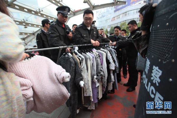 江苏徐州：百余名城管全副武装清理占道经营“钉子户”