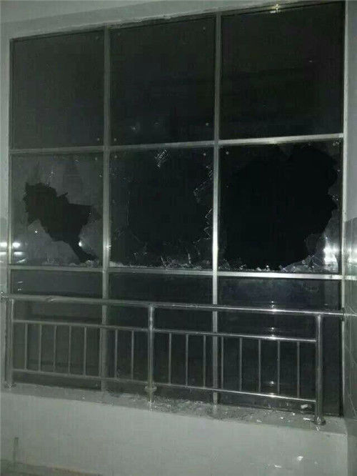 图为遭打砸的设施