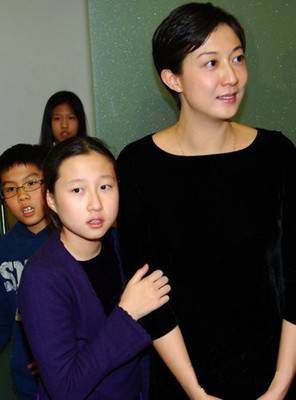 吴绮莉驳家暴藏毒 老师、警察向其说
