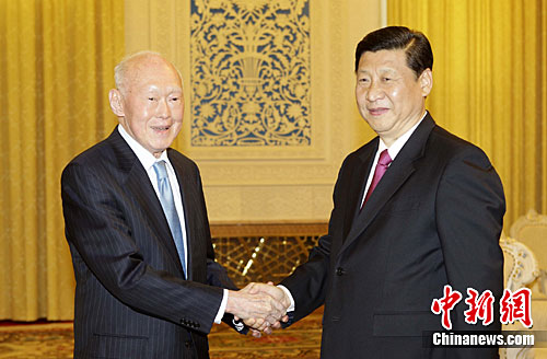 人物：李光耀曾与五代中国领导人会面 提三个“中国预言”