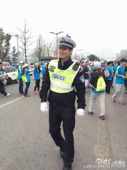 重庆马拉松执勤交警长太帅遭围观 被护送出场