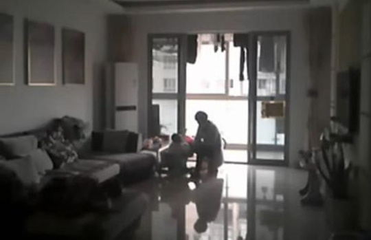 保姆虐待9个月婴儿禽兽行为实录 保姆虐婴仍存法律空白