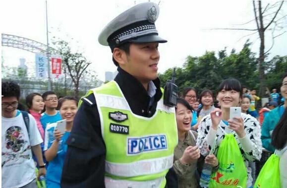 重庆交警神似何以琛 2015重庆马拉松帅交警被证实已婚