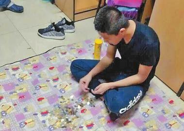 众网友帮“硬币哥”上头条 大学生坐地数硬币遭学校通报 