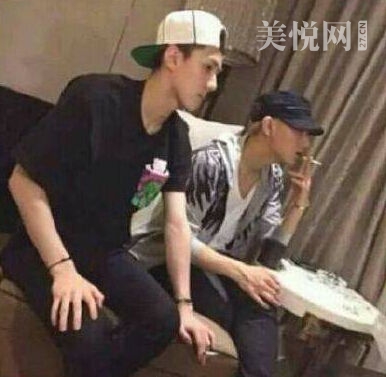 EXO成员吸烟照曝光