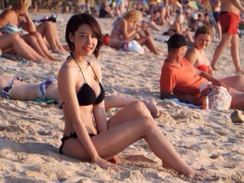 泰国辣妈网上走红 身材火辣颜值爆表