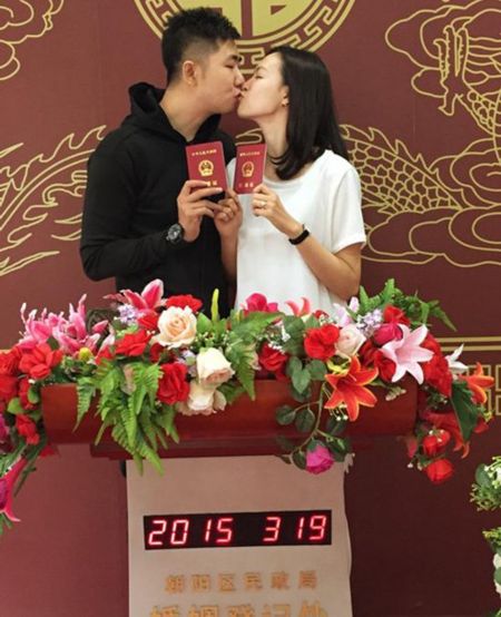李艾与圈外男友领证结婚 在街上与老公幸福接吻