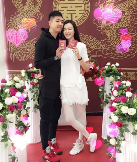 李艾与圈外男友领证结婚 在街上与老公幸福接吻