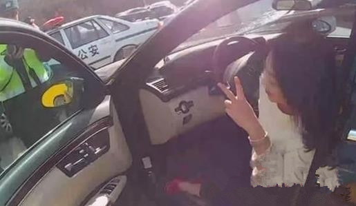 女子酒驾摆剪刀手 济南奇葩女笑对交警拍照取证