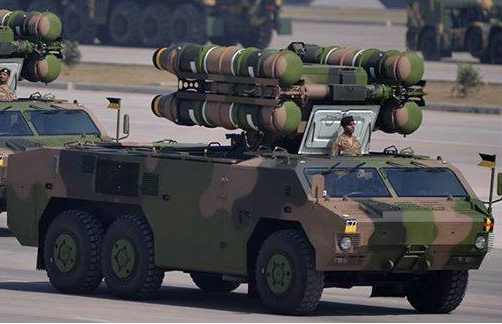 外国阅兵靠中国造武器撑场 军机霸气列阵