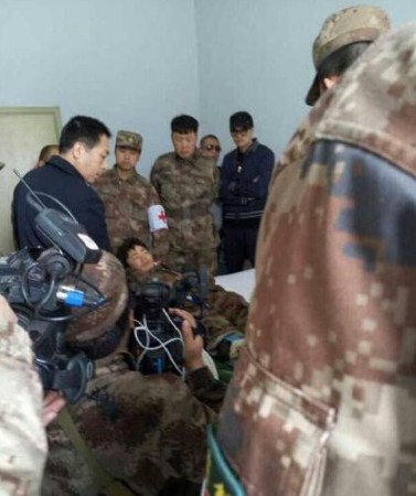 邓超微博为骨折王宝强加油：汉子快好起来