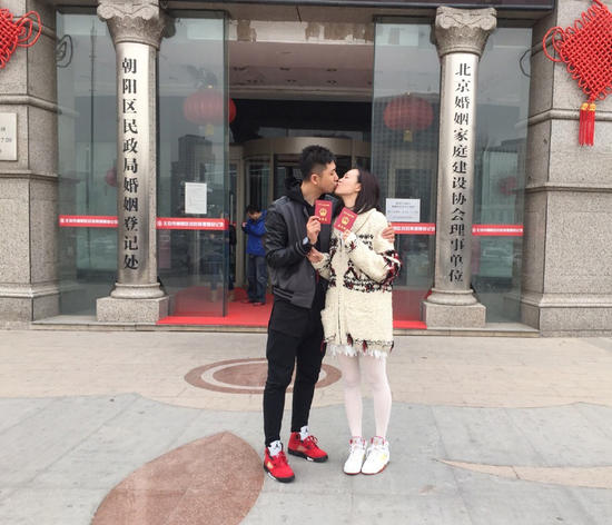 李艾与男友领证 两人相恋多年男方是经纪人