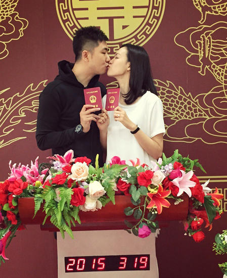 李艾与男友领证 两人相恋多年男方是经纪人