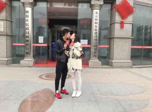 李艾与圈外男友领证晒照片　甜蜜幸福拥吻