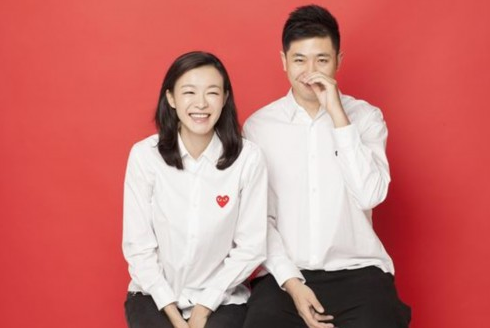 李艾与圈外男友领证晒照片　甜蜜幸福拥吻