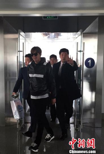 韩国艺人李敏镐抵津参加活动为恋情曝光后首亮相
