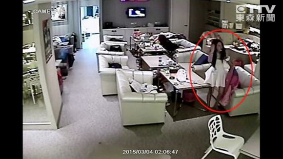 美女酒店离奇坠亡 赤脚散发神色恍惚疑点宠宠