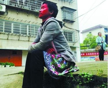 26岁小伙恋62岁女子 因对方未离婚两度被抛弃