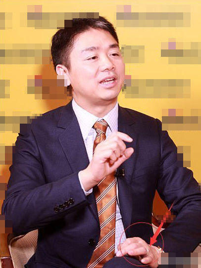 刘强东左手无名指戴戒指 疑似已与奶茶妹秘婚
