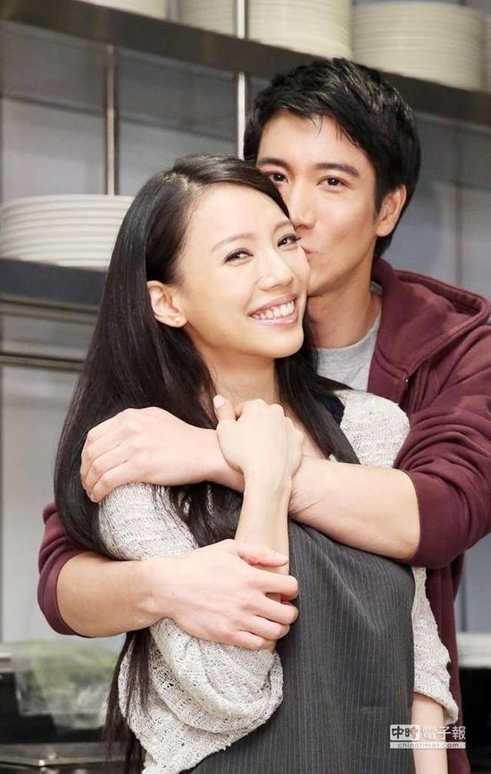 王力宏妻从夫姓改名王靓蕾 获赞低调的浪漫