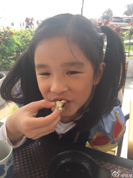 张庭女儿开心吃东西儿子安静靠在角落（图）