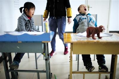 艾滋男童赴山西就学 9岁坤坤逐渐融入充满暖意的集体中