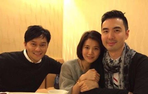 袁咏仪紧搂男性好友 网友心疼张智霖：坚强