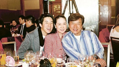 成龙谈自传谈邓丽君吴绮莉:要讲真话 不然就不说