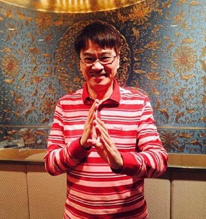 吴孟达晒近照称状态很好 穿红色条纹T恤卖萌
