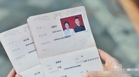黄晓明晒与杨幂结婚证道具 网友:等着长跪不起吧