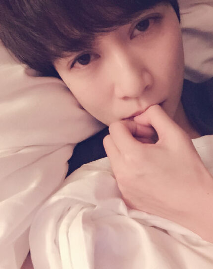 佘诗曼躺床上自拍:有人愿意讲<a href='http://www.bjxxg.cn/beijing/gushi/' target='_blank'><u>故事</u></a>哄我睡吗