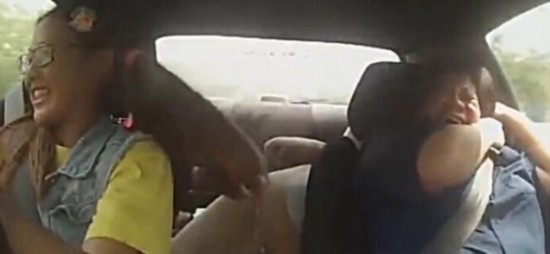 女车手装菜鸟漂移吓跑教练 网络发布恶搞视频