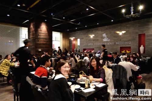 周杰伦内地餐厅营业首日 大批顾客涌入店家限量放号