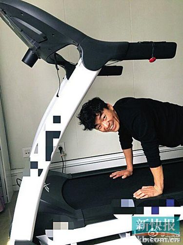 王宝强晒出院后近照“双手跑步”引调侃（图）