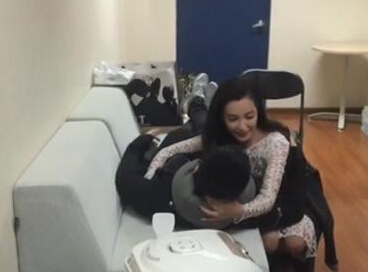 李冰冰黄晓明暧昧视频 angelababy现身机场心情靓