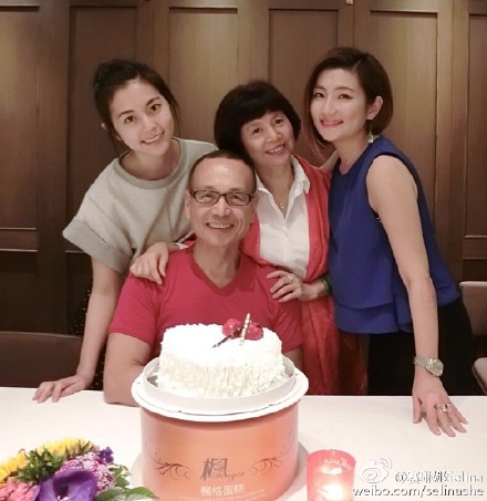 Selina为父母庆祝结婚38周年漂亮妹妹抢镜（图）