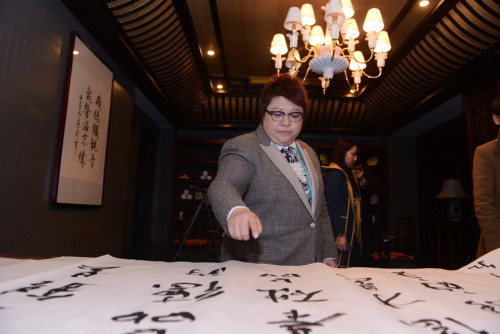 韩红自嘲炮灰：外号小灰 品德主宰才能