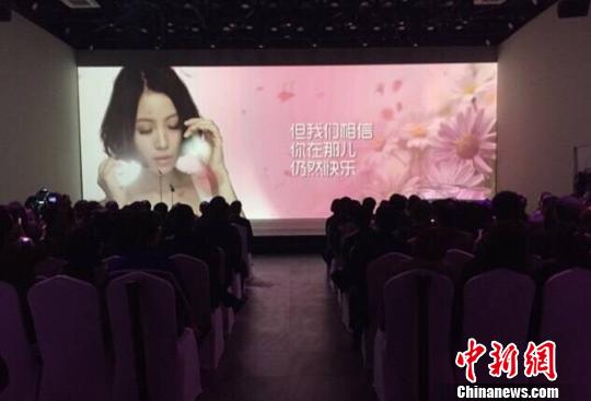 姚贝娜追思会群星悼念冯小刚：很想念她（图）