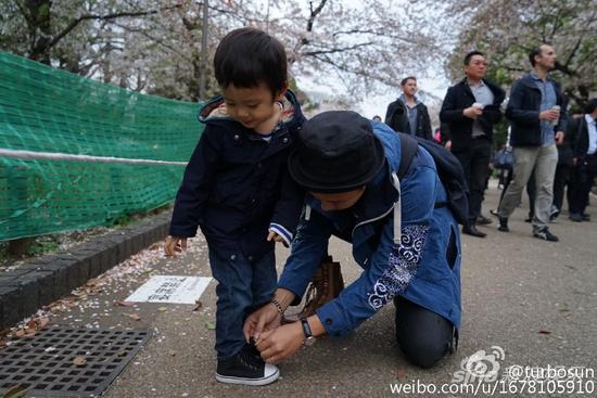 孙俪一家踏春赏花 邓超半跪为儿子系鞋带