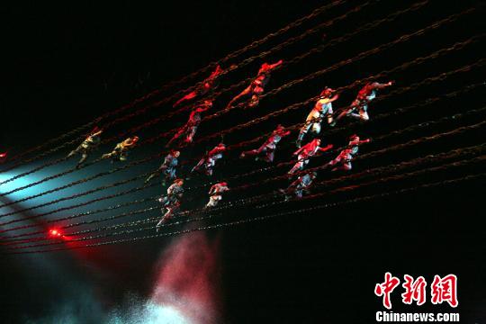毛新宇一家回韶山祭祖扫墓 观看毛泽东主题演出(组图)