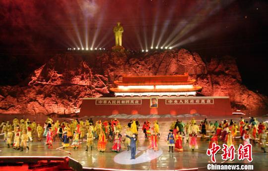 毛新宇一家回韶山祭祖扫墓 观看毛泽东主题演出(组图)