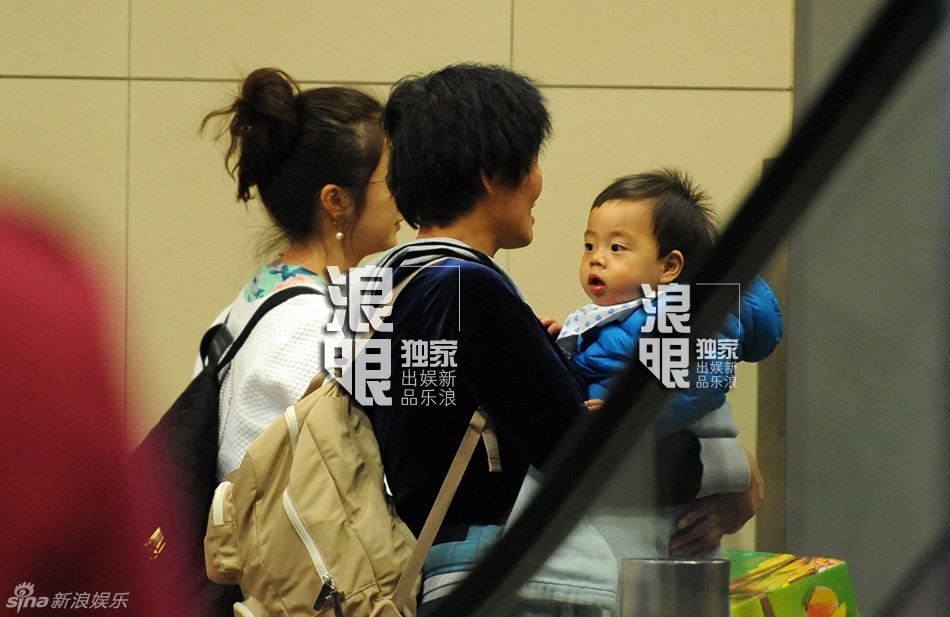 连奕名娇妻杨若兮携爱子返京 打扮朴素低调幸福