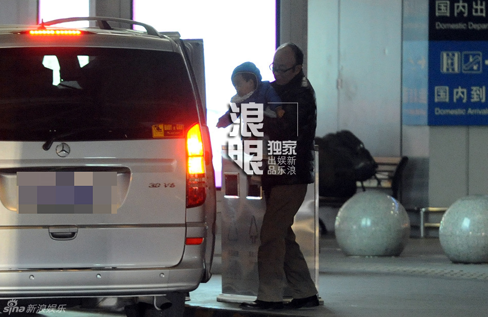 连奕名娇妻杨若兮携爱子返京 打扮朴素低调幸福