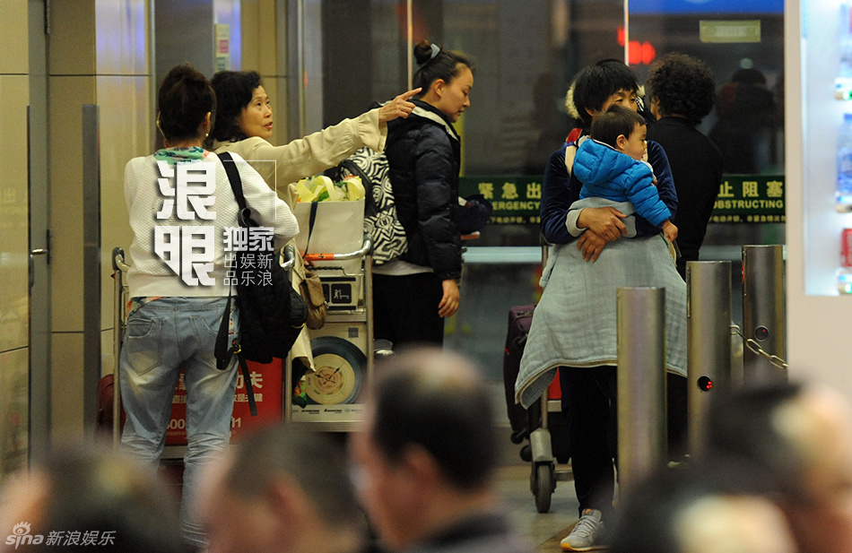 连奕名娇妻杨若兮携爱子返京 打扮朴素低调幸福