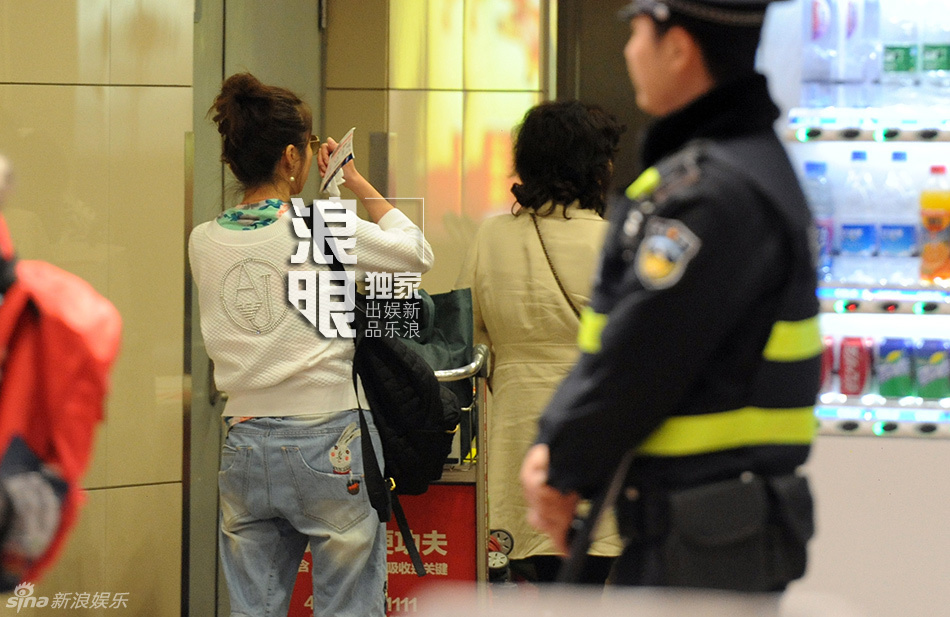 连奕名娇妻杨若兮携爱子返京 打扮朴素低调幸福