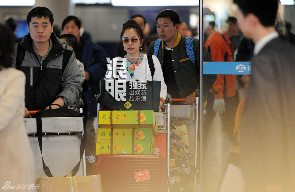 连奕名娇妻杨若兮携爱子返京 打扮朴素低调幸福