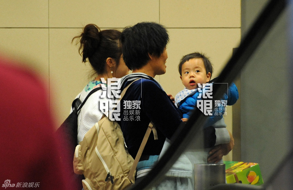 连奕名娇妻杨若兮携爱子返京 打扮朴素低调幸福